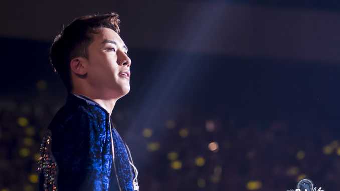 The photo of Seungri at his band's concert