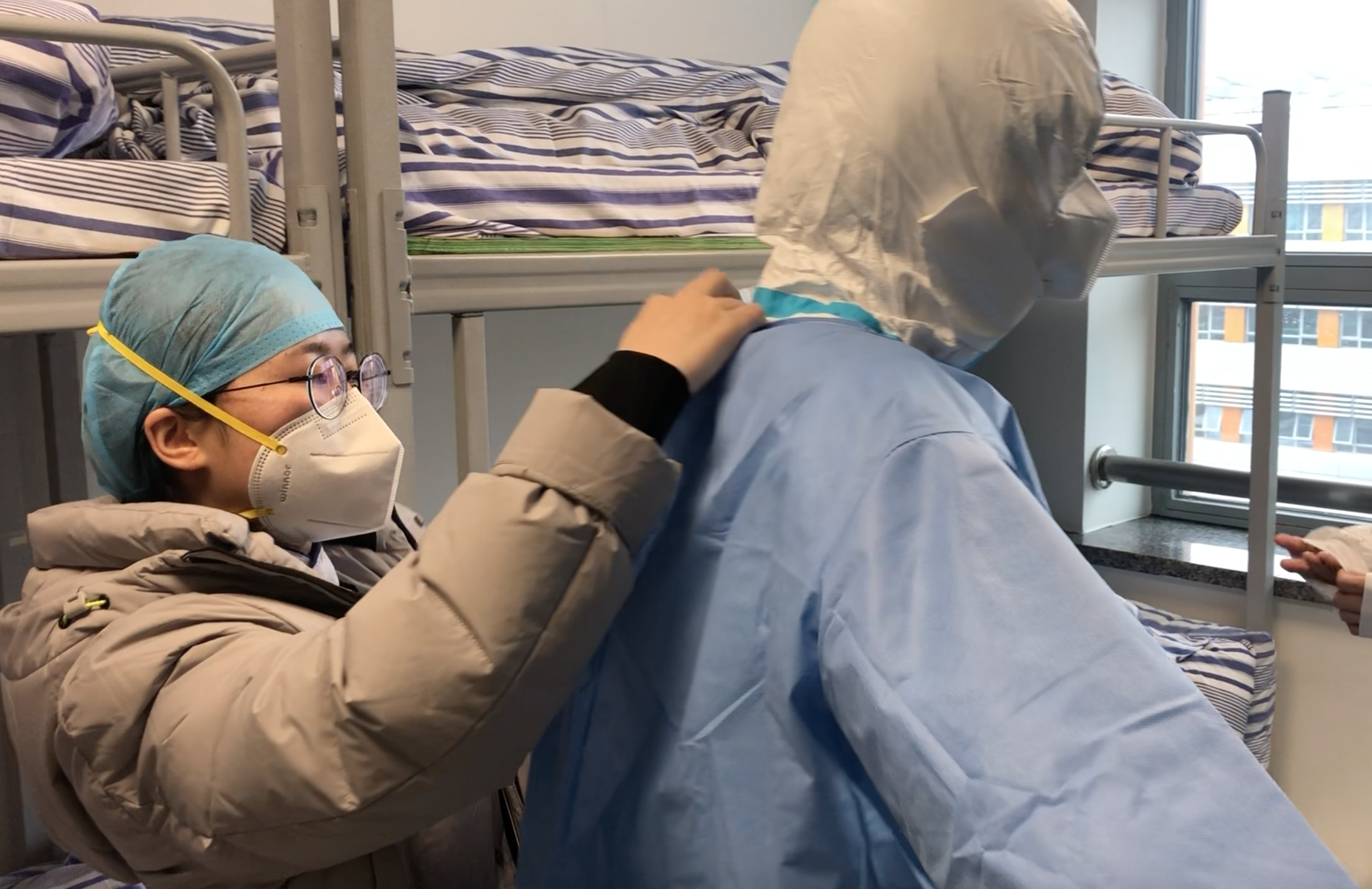 Director Kang was wearing protection equipment before shooting in the Tongji hospital