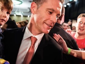 Chris Minns declared victory surrounded by crowds on March 25. (ABC News: Harriet Tatham)
