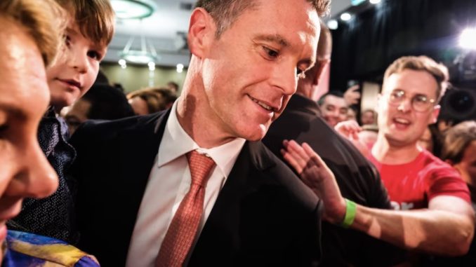 Chris Minns declared victory surrounded by crowds on March 25. (ABC News: Harriet Tatham)