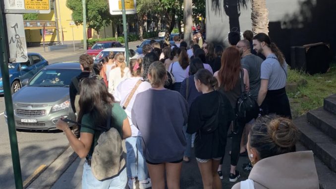 A rat race: more than thirty people waiting for the inspection of one apartment.