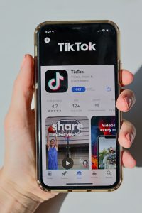 tik tok free copyright source from: https://unsplash.com/photos/_kz4Mhc0m_Q