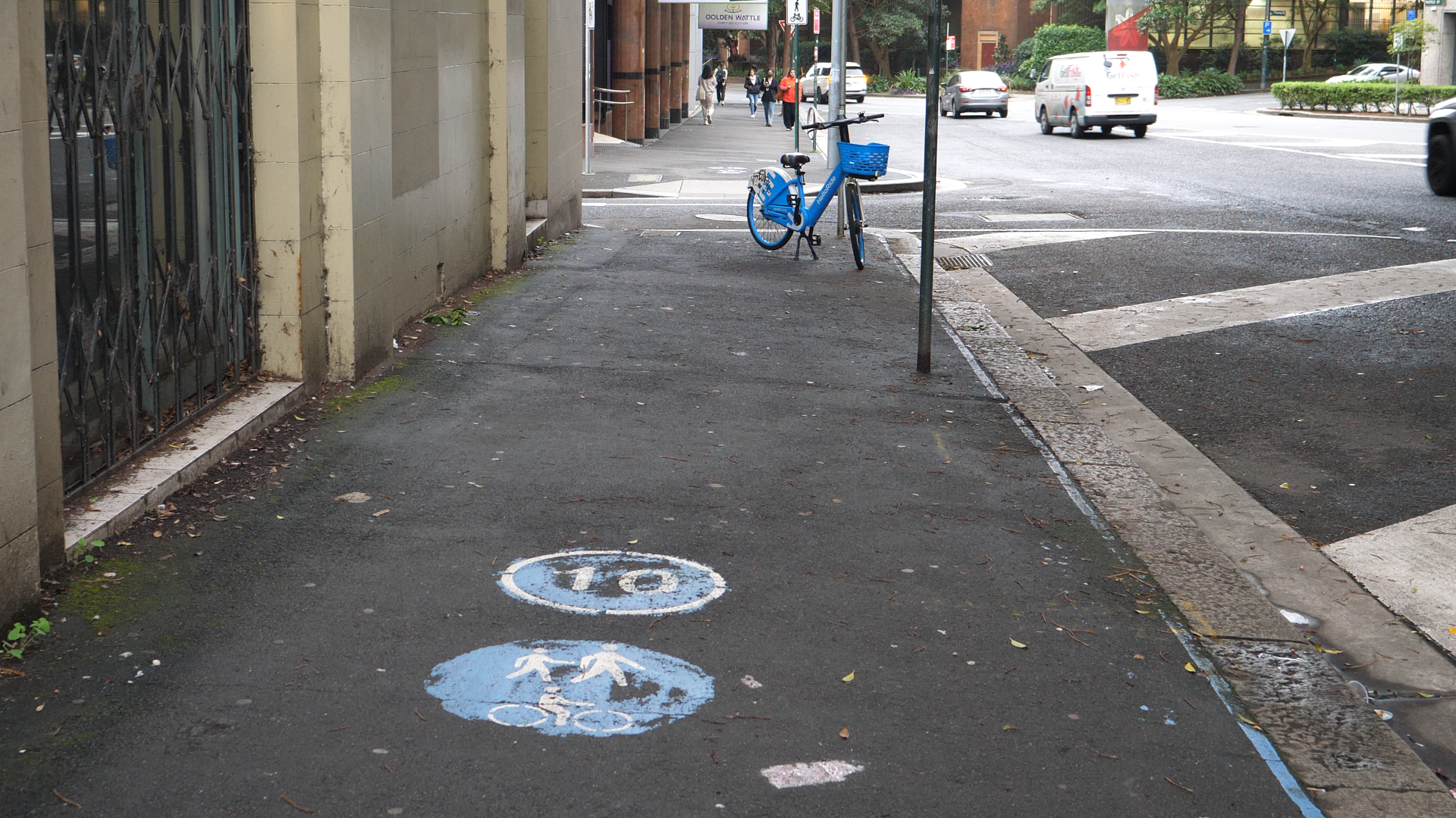 Bike lanes are merged with pedestrian paths in Sydney’s CBD. // Photo by Lyn Zhan