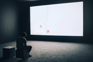 More and more young people are restricted by mobile phones and have basically no social interaction, only communicating online