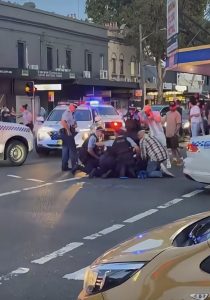 The police are examining the injuries of the person who was shot.