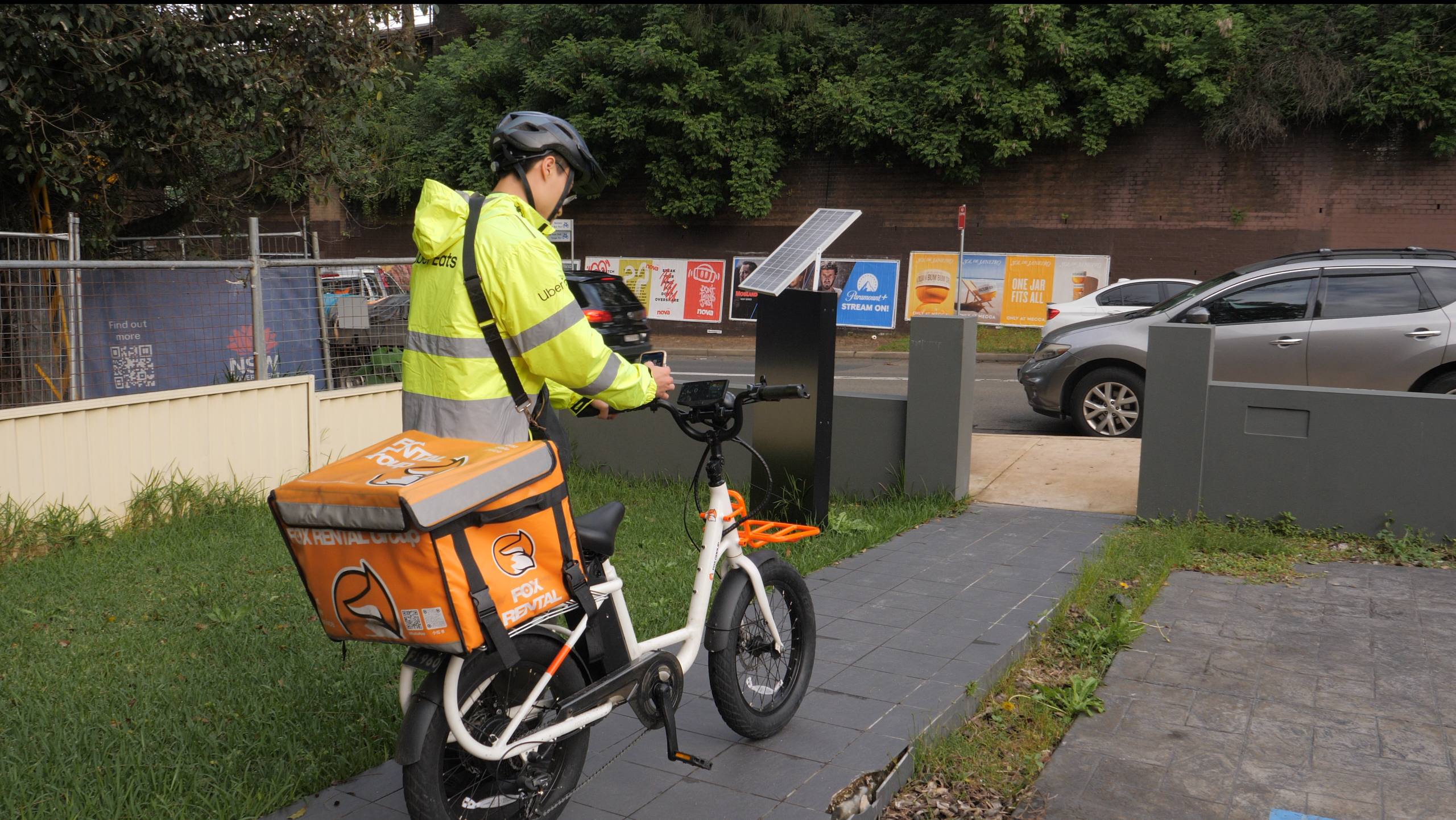 Yiqi Han begins his delivery shift. // Photo by Lyn Zhan