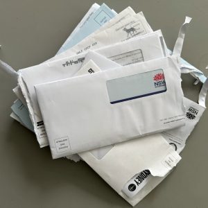 A thick stack of mailing bills reflects the economic pressure faced by landlords and the difficulty of balancing income and outgo.
